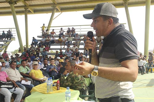 El gobernador Luis Carlos Álvarez en la mesa de trabajo realizada en Tres Matas Cumaribo - Foto Archivo particular
